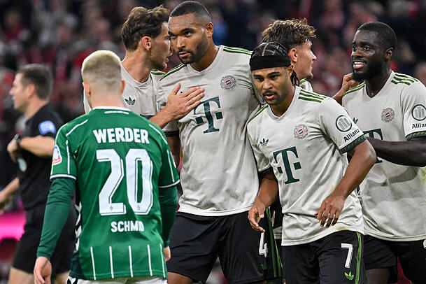 Jubelten den nach dem 1:0 gegen Werder Bremen: Die Bayern um Jonathan Tah.
