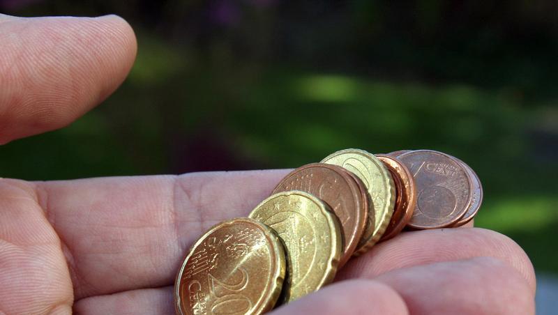 Nur fünf Euro mehr im Monat für Hartz-IV-Empfänger. Nur fünf Euro mehr im Monat für Hartz-IV-Empfänger.