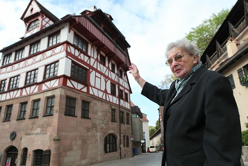 Sie kennt die Stadt wie ihre Westentasche: Ursula Kraft ist mit 90 Jahren Nürnbergs dienstälteste Gästeführerin. Trotzdem ist die rüstige Rentnerin noch mindestens zweimal pro Monat unterwegs, um Touristen ihr Nürnberg näher zu bringen: &bdquo;Mir machen die Führungen noch immer riesigen Spaß!&ldquo; Ihr Wissen rund um Nürnberg ist schier unerschöpflich. Am liebsten erzählt Ursula Kraft aber vom berühmten Nürnberger Künstler Albrecht Dürer. Dass der Maler, Architekt und Bildhauer war, wissen die meisten. Doch dass Dürer auch der erste Nürnberger war, der zuhause ein eigenes Plumpsklo besaß, ist eine Anekdote, die nur die wenigsten kennen. &bdquo;Das war damals der pure Luxus&ldquo;, erklärt Kraft. Allerdings hat Dürer seine Rechnung ohne die Stadt gemacht. Weil er sein Stilles Örtchen ohne Genehmigung baute, musste er Strafe zahlen.