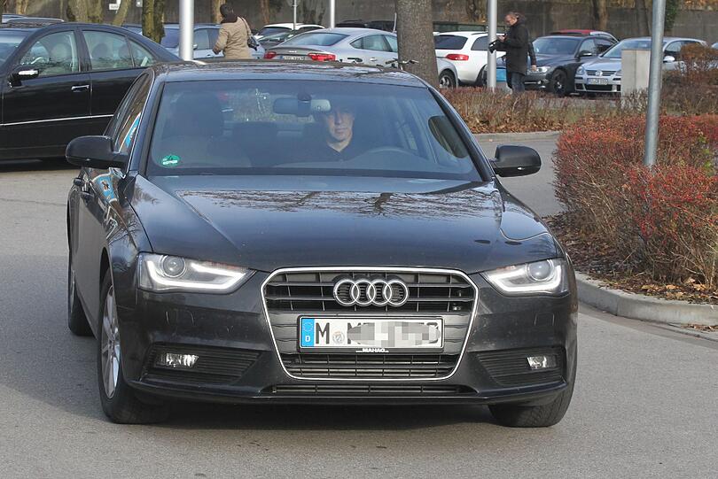 Die Münchner hatten sich am Wochenende nach einer sportlichen Talfahrt vom 52-Jährigen getrennt. Maurer verließ das Vereinsgelände noch ehe Schmidt seine neue Mannschaft zum ersten Mal auf den Platz führte.