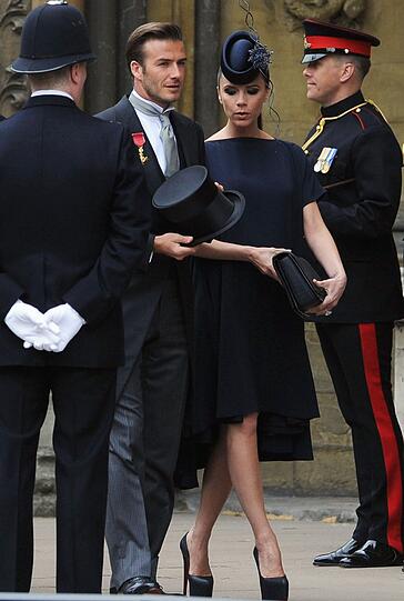 Schlimmer geht's eigentlich kaum: Victoria Beckham hat sich auf der Hochzeit von Kate und William so richtig schlecht in Sachen Mode beraten lassen. Dass die Kicker-Gattin ganz in schwarz erschien, fiel vielen negativ auf.