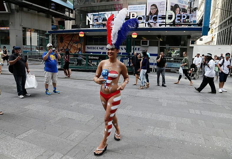 Bemalte Busen am Times Square. Die "Desnudas" sind New Yorks Bürgermeister ein Dorn im Auge.