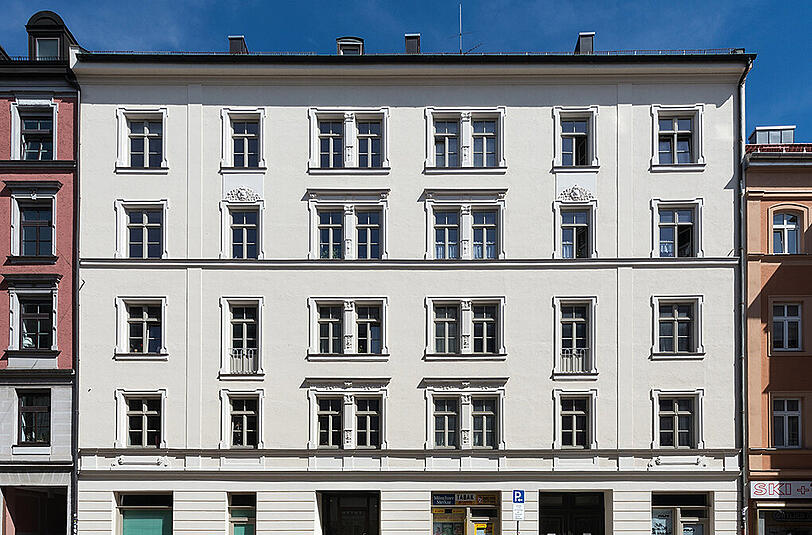 Häberlstraße 21: Die Fassade des 1892 nach Plänen von Wolfgang Schreiner erbauten Neurenaissancebaus wurde nach dem Zweiten Weltkrieg weitgehend vereinfacht.