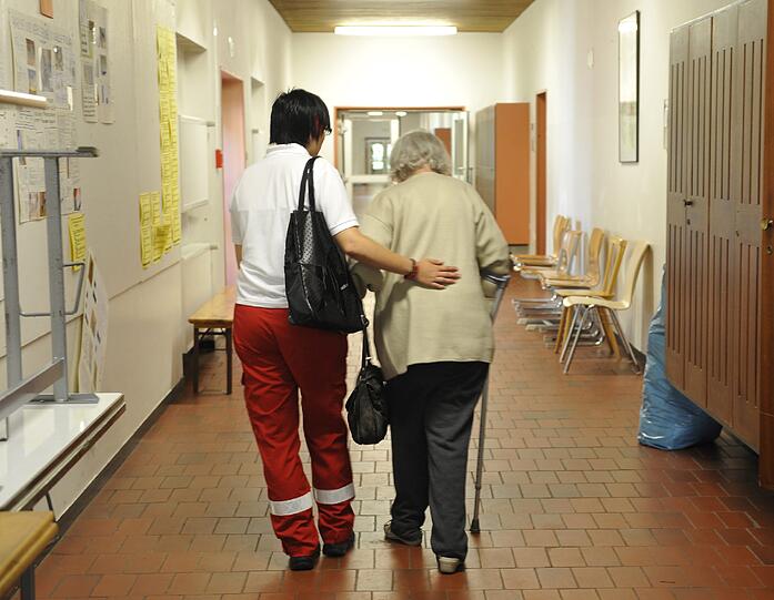Die provisorische Sammelstelle für die Anwohner rund um den Bombenfundort in Schwabing.
