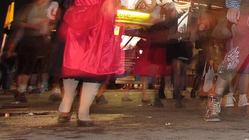Vier Betrunkene wollten sich an einer jungen Frau vergehen. (Symbolbild)