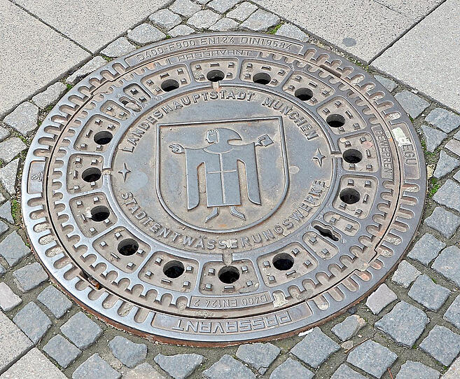 Überall in der Stadt stolpert man über dieses Kindl.