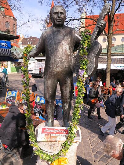 Und der Roider Jackl, weiß-blauer Troubadour und unvergessener G'stanzl-König, hat ein Exemplar zu seinen Füßen liegen. Ebenfalls auf dem Viktualienmarkt.