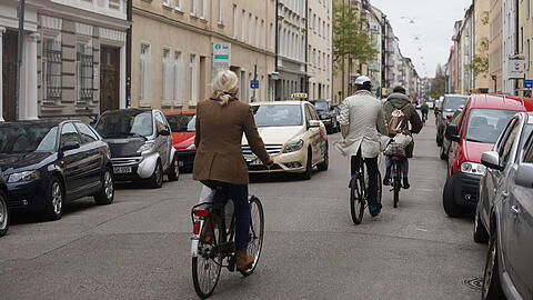 Noch teilen sich Radfahrer und Autofahrer die Heßstraße.