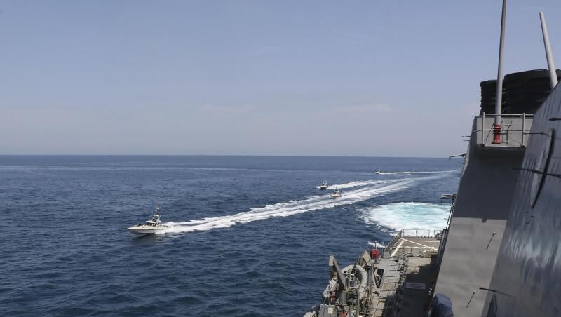 Schiffe der iranischen Revolutionsgarde in der Nähe eines Schiffes des US-Militärs im Persischen Golf bei Kuwait (Archiv). Schiffe der iranischen Revolutionsgarde in der Nähe eines Schiffes des US-Militärs im Persischen Golf bei Kuwait (Archiv).