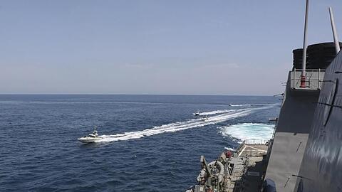 Schiffe der iranischen Revolutionsgarde in der Nähe eines Schiffes des US-Militärs im Persischen Golf bei Kuwait (Archiv).