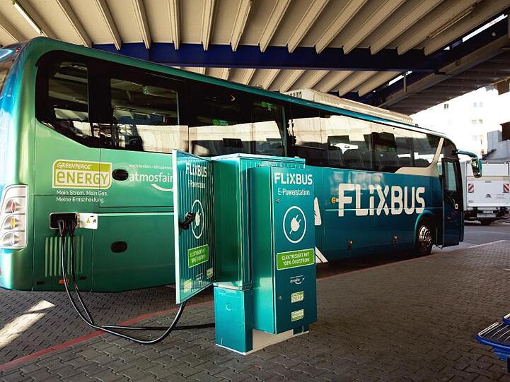 Der erste Elektro-Fernbus des Unternehmens "Flixbus" steht neben einer Strom-Ladestation. Foto: Flixbus/dpa/Archivbild