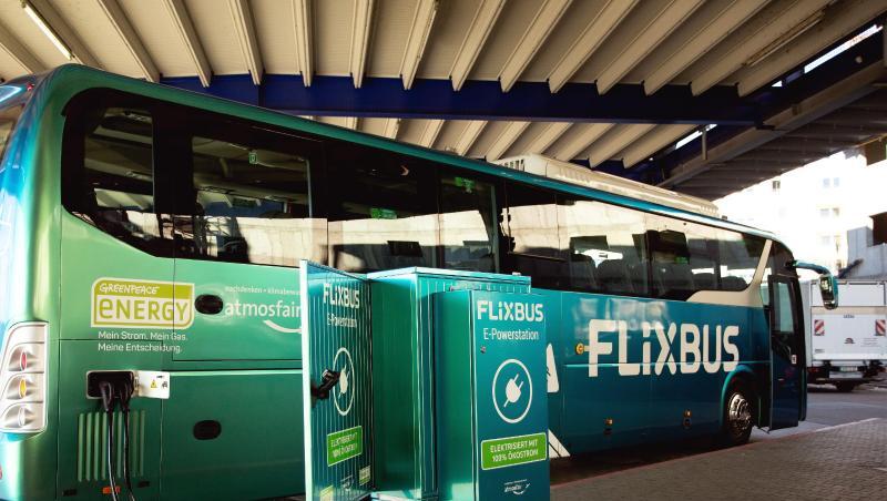 Der erste Elektro-Fernbus des Unternehmens "Flixbus" steht neben einer Strom-Ladestation. Foto: Flixbus/dpa/Archivbild Der erste Elektro-Fernbus des Unternehmens "Flixbus" steht neben einer Strom-Ladestation. Foto: Flixbus/dpa/Archivbild