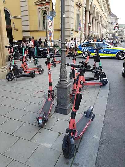 Etliche E-Scooter an der Maximilianstraße.