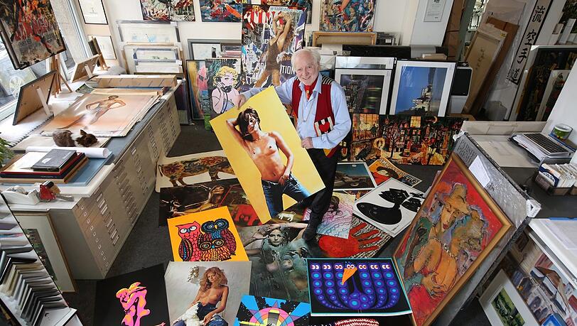 Nackedeis, Popstar-Poster und Kunstdrucke aus allerlei Epochen auf 150 Quadratmeter Ladenfläche: Als Roucka seine Postergalerie im ersten Lockdown schließen muss, landet vieles davon in Müllcontainern. Nackedeis, Popstar-Poster und Kunstdrucke aus allerlei Epochen auf 150 Quadratmeter Ladenfläche: Als Roucka seine Postergalerie im ersten Lockdown schließen muss, landet vieles davon in Müllcontainern.