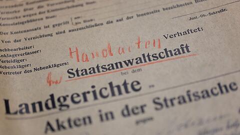 Unterlagen aus der Handakte zum Kriminalfall Peter Kürten liegen im Stadtarchiv auf einem Tisch. Die Handakte soll an die Abteilung Rheinland im Landesarchiv übergeben werden.