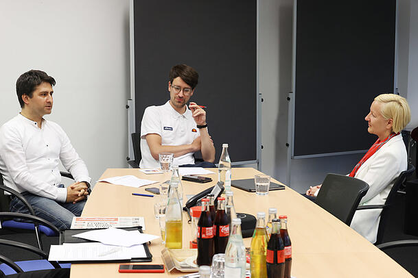AZ-Redakteur Hüseyin Ince (l.), Lokalchef Felix Müller und Sparkassen-Vorständin Sabine Schölzel zu Besuch bei der Abendzeitung.