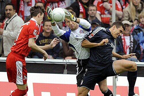 Bayern-Keeper Michael Rensing (M.) mit Kölns Milivoje Novakovic (l.) und Münchens Lucio