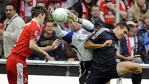 Bayern-Keeper Michael Rensing (M.) mit Kölns Milivoje Novakovic (l.) und Münchens Lucio Bayern-Keeper Michael Rensing (M.) mit Kölns Milivoje Novakovic (l.) und Münchens Lucio