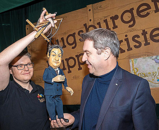Söder (r.) besucht 2023 die Augsburger Puppenkiste.