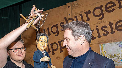 Söder (r.) besucht 2023 die Augsburger Puppenkiste.