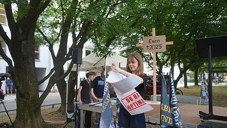 Amelie N. und ihre Mitstreiter haben am Donnerstag gegen die Entscheidung des Landtags demonstriert, der ihre Petition abgelehnt hat. Sie wollen Abfragen und Exen abschaffen und haben dafür über 52.000 Unterschriften gesammelt.