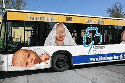 Huch, wie süüüß: Mit diesem bunten Baby-Bus machen die Fürther Reklame für ihre Frauenklinik.