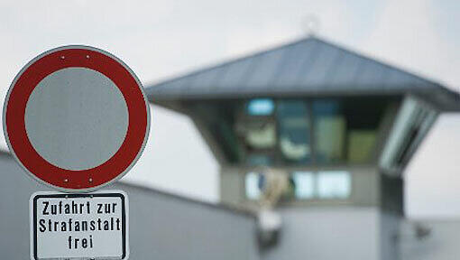Die Gefängnismauern der Justizvollzugsanstalt Stadelheim. Die Gefängnismauern der Justizvollzugsanstalt Stadelheim.