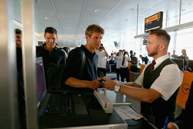 Auf geht's: Thomas Müller beim Check-In.