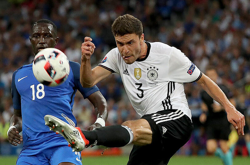 Jonas Hector: Note 4 Fast alles lief über rechts, weil Kimmich aufdrehte. Der Elfer-Held des Italien-Viertelfinals war ruhig in seinen Aktionen, strahlte aber nicht immer Sicherheit aus.