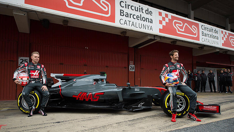 Nicht allzu auffällig wirkt das Auto des noch jungen Haas-Teams. Der VF17 bietet mit seinem in Dunkelgrau und Rot gehaltenen Chassis mit weit nach hinten gezogener Heckflosse nichts Spektakuläres.