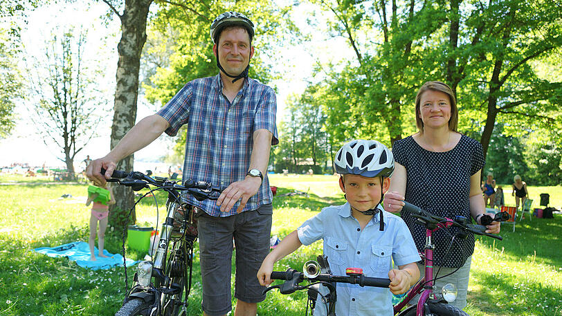 Auf Radtour &ndash; aber mit den Eltern zusammen: Toni (5) am Sonntag am Starnberger See.
