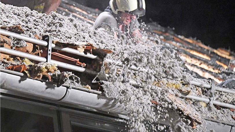 Die Einsatzkräfte mussten die Dachhaut aufwendig entfernen, ehe sie den Brand löschen konnten. Die Bilder.