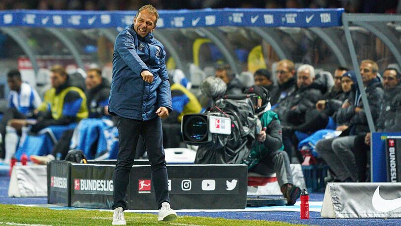 Die Freude muss raus: Bayern-Trainer Hansi Flick jubelt beim 4:0-Sieg gegen Hertha, Jürgen Klinsmann (r.) ist bedient.