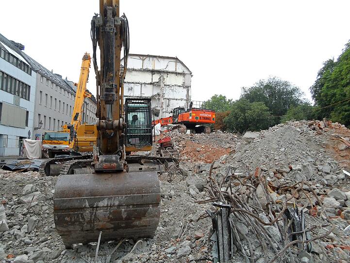 Der Abbruch des Hauses Maximiliansplatz 13 ist schon weit fortgeschritten. Nur ein Detail in luftiger Höhe macht klar, dass hier früher eine Bank untergebracht war.