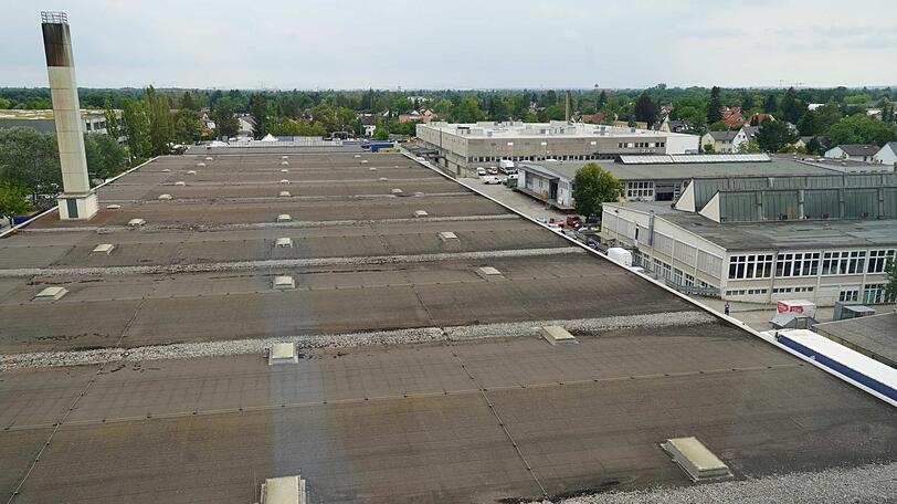 Noch prägen unwirtliche Hallen den Ausblick auf das Kirschgelände, doch bald soll hier Wohnraum mit begrüntem Dach entstehen.