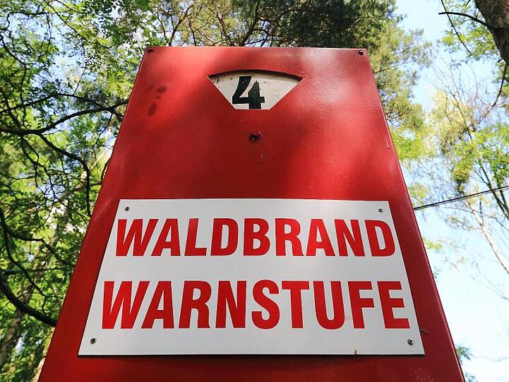 Waldbrand-Warnstufe vier wird angezeigt. Foto: Jens Wolf/Archivbild