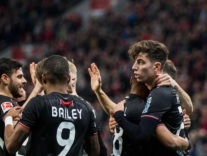Leverkusens Kai Havertz (r) feiert mit dem Team sein Tor.