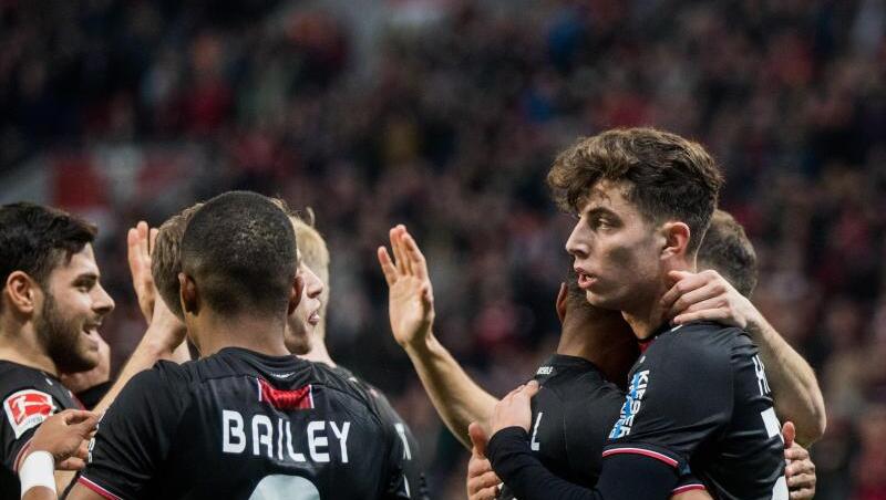 Leverkusens Kai Havertz (r) feiert mit dem Team sein Tor. Leverkusens Kai Havertz (r) feiert mit dem Team sein Tor.