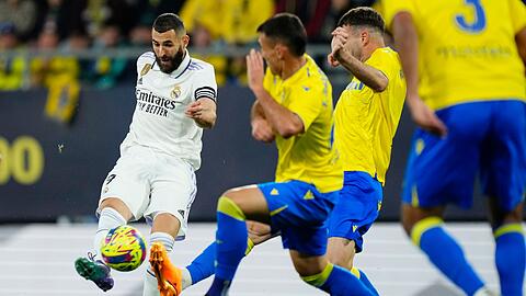 Karim Benzema (l) konnte sich gegen Cádiz zwar nicht in die Torschützenliste eintragen, Real gewann dennoch mit 2:0.