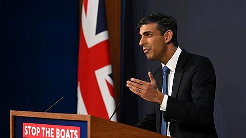 Rishi Sunak ist Premierminister von Großbritannien. Seine Regierung hatte im März Pläne für neue Gesetze zur Eindämmung der Überquerung des Ärmelkanals als Teil des Gesetzes über illegale Migration vorgestellt.
