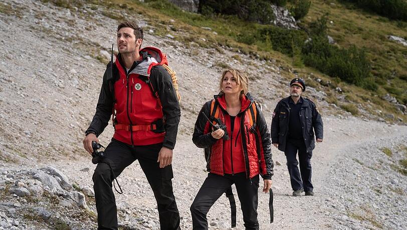 "Die Bergretter: Vierzehn Stufen": Katharina (Luise Bähr, M.), Simon (Ferdinand Seebacher, l.) und Polizist Gert (Martin Leutgeb, r.) haben Jessi und ihre Entführerin entdeckt. "Die Bergretter: Vierzehn Stufen": Katharina (Luise Bähr, M.), Simon (Ferdinand Seebacher, l.) und Polizist Gert (Martin Leutgeb, r.) haben Jessi und ihre Entführerin entdeckt.