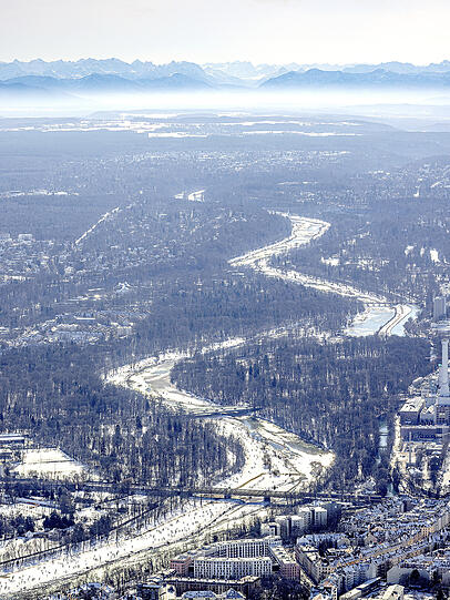 Die Alpen so nah &ndash; vorne im Bild ist die Braunauer Eisenbahnbr&uuml;cke zu sehen und ganz rechts das Heizkraftwerk S&uuml;d.