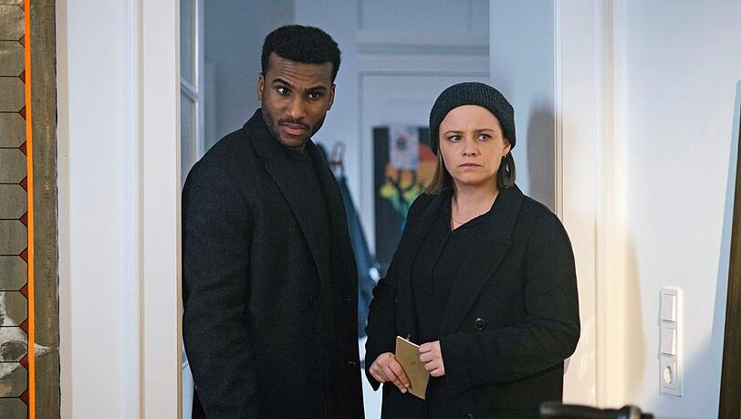 "Tatort: Wenn man nur einen retten k&ouml;nnte": Patrice Schipper (Tijan Njie, l. ) und Liv Moormann (Jasna Fritzi Bauer) sehen sich im Zimmer des Mordopfers um.