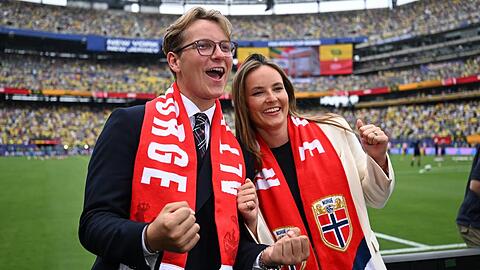Sverre Magnus und Ingrid Alexandra konnten live den Achtelfinal-Sieg von Norwegen erleben.