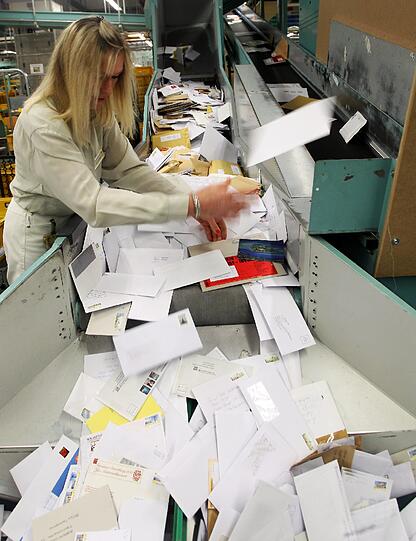 Briefzentrum Arnulfstraße: An dieser Maschine werden von Marianne Planitzer Sachen, die nicht in den Briefkasten gehören, heraussortiert.
