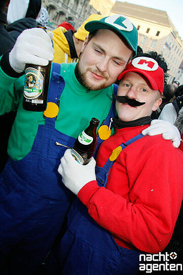 Große Faschingsparty am Marienplatz! Ab zwölf Uhr richtete dort Charivari eine Show aus. Der Hauptact: Alexander Marcus. Die Münchner hatten ihren Spaß. Mehr Bilder unter: www.nachtagenten.de