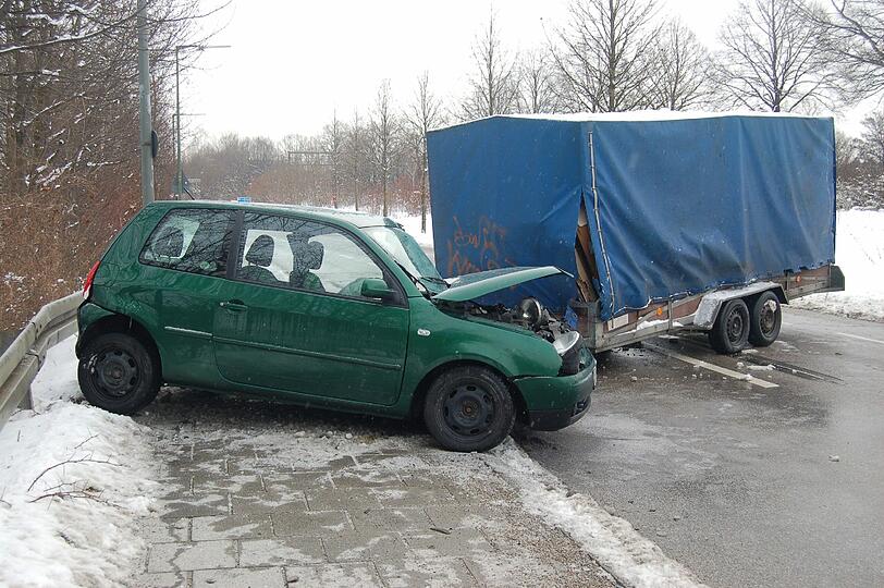 Ein Anhänger geriet am Freitag unkontrolliert in den Gegenverkehr und verletzte eine 38-Jährige Autofahrerin schwer.