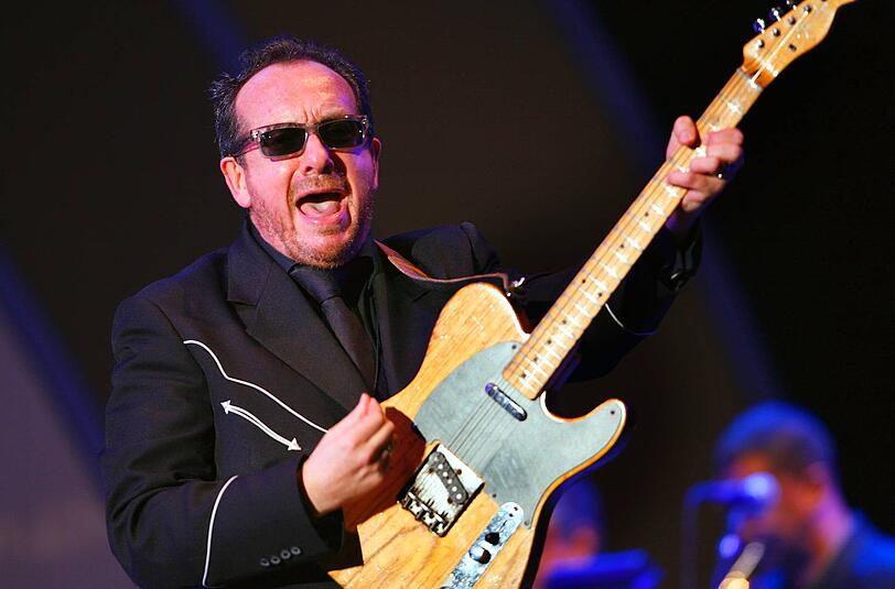 Elvis Costello: &ldquo;Tramp the dirt down&rdquo;: Der britische Musiker Elvis Costello wurde in den 80ern zunächst als Produzent von der Ska-Band &bdquo;The  Specials&ldquo; bekannt, später produzierte er auch die Pogues,  deren Bassistin Cait O&rsquo;Riordan er schließlich heiratete. In dem Song &bdquo;Tramp the dirt down&ldquo; beschreibt er 1989 das Verlangen, eines Tages an Thatchers Grab zu stehen, um ihr dann noch Dreck hinterherzuwerfen. &bdquo;When England was the whore of the world, Margeret [sic] was her madam&rdquo;, singt er.
