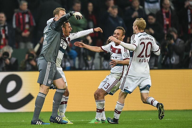 Der Rest war Jubel: Bayerns Thiago versenkt den letzten Elfmeter und wird zum gefeierten Helden.