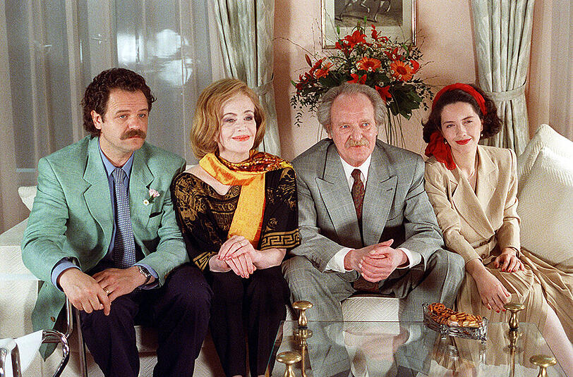Die Schauspieler Gunter Berger (l-r), Hildegard Knef, Fritz Bachschmidt und Nora Jensen bei Dreharbeiten zur ARD-Abendserie "Haus am See".